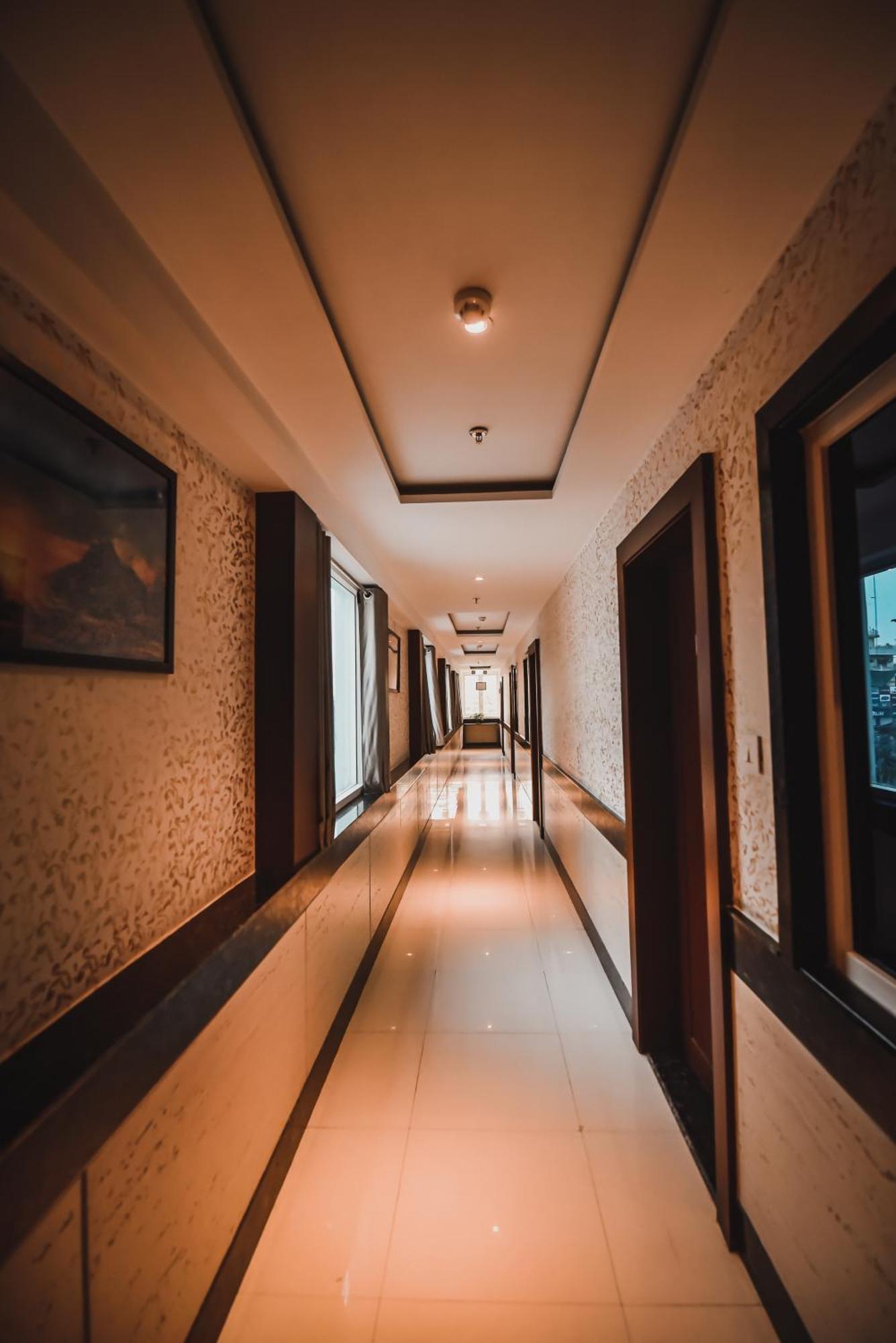 Konark Grand Hotel Mirzāpur Eksteriør bilde