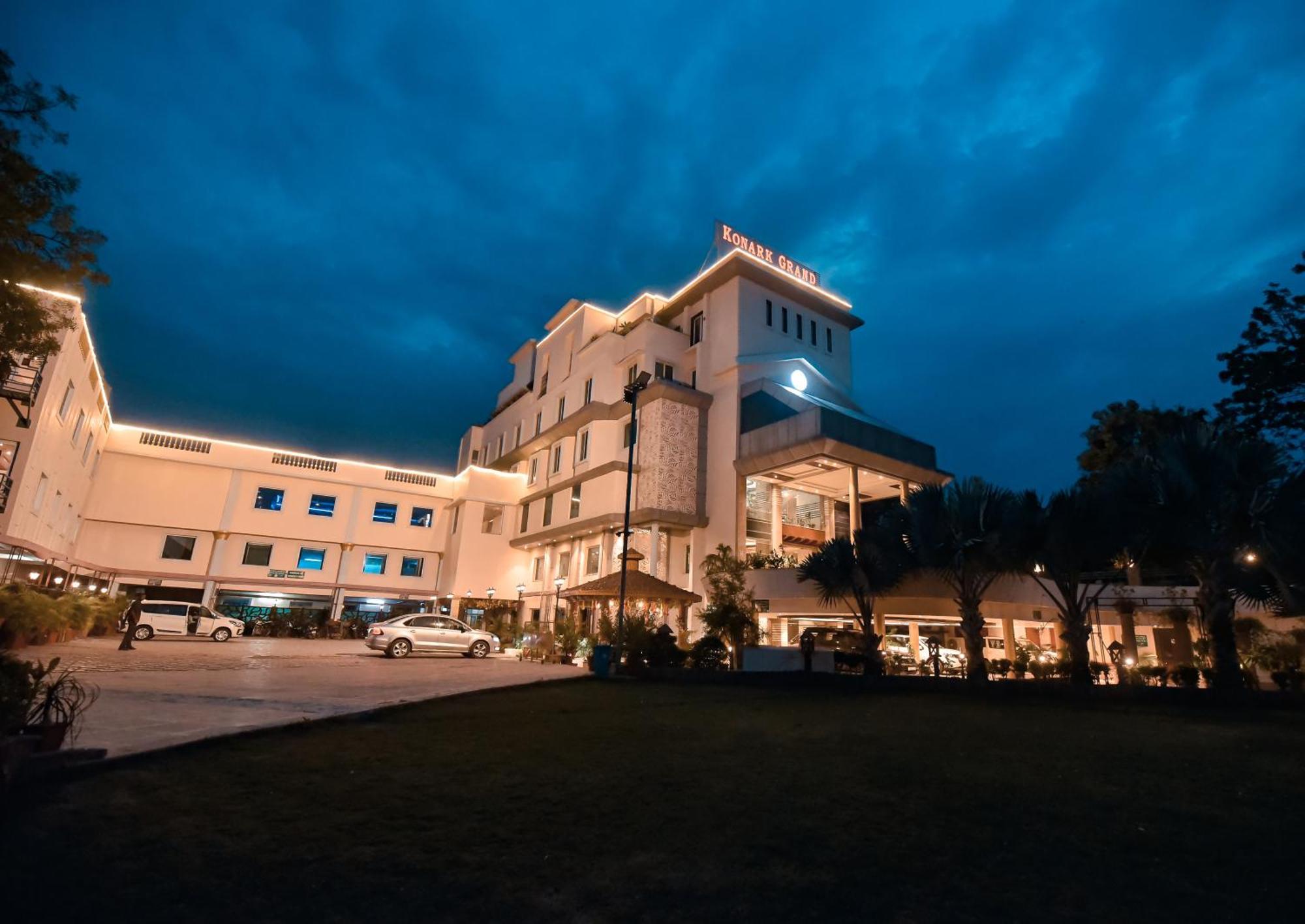 Konark Grand Hotel Mirzāpur Eksteriør bilde