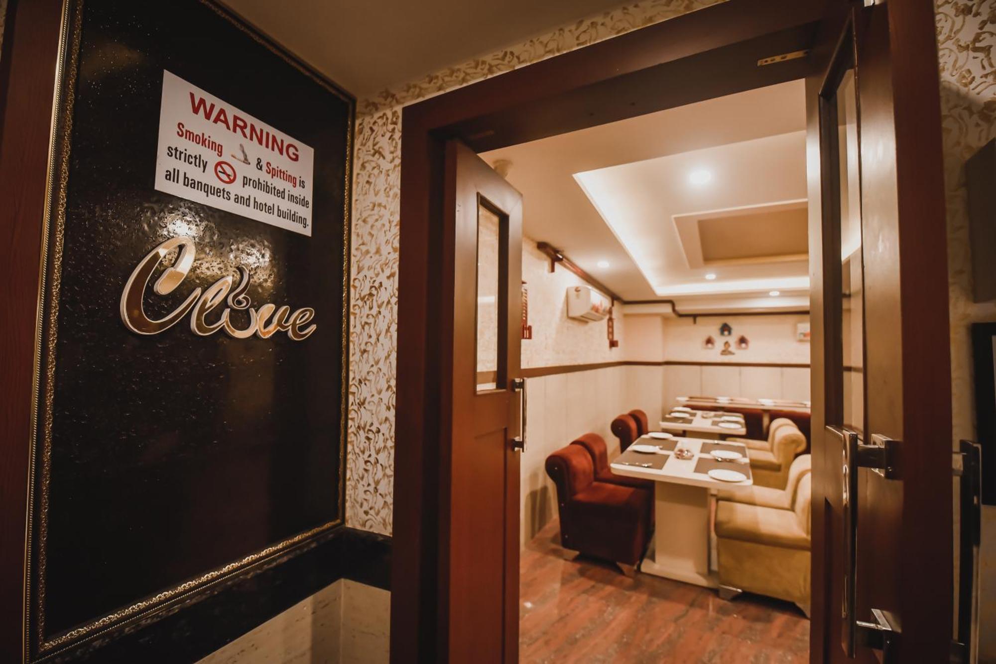 Konark Grand Hotel Mirzāpur Eksteriør bilde