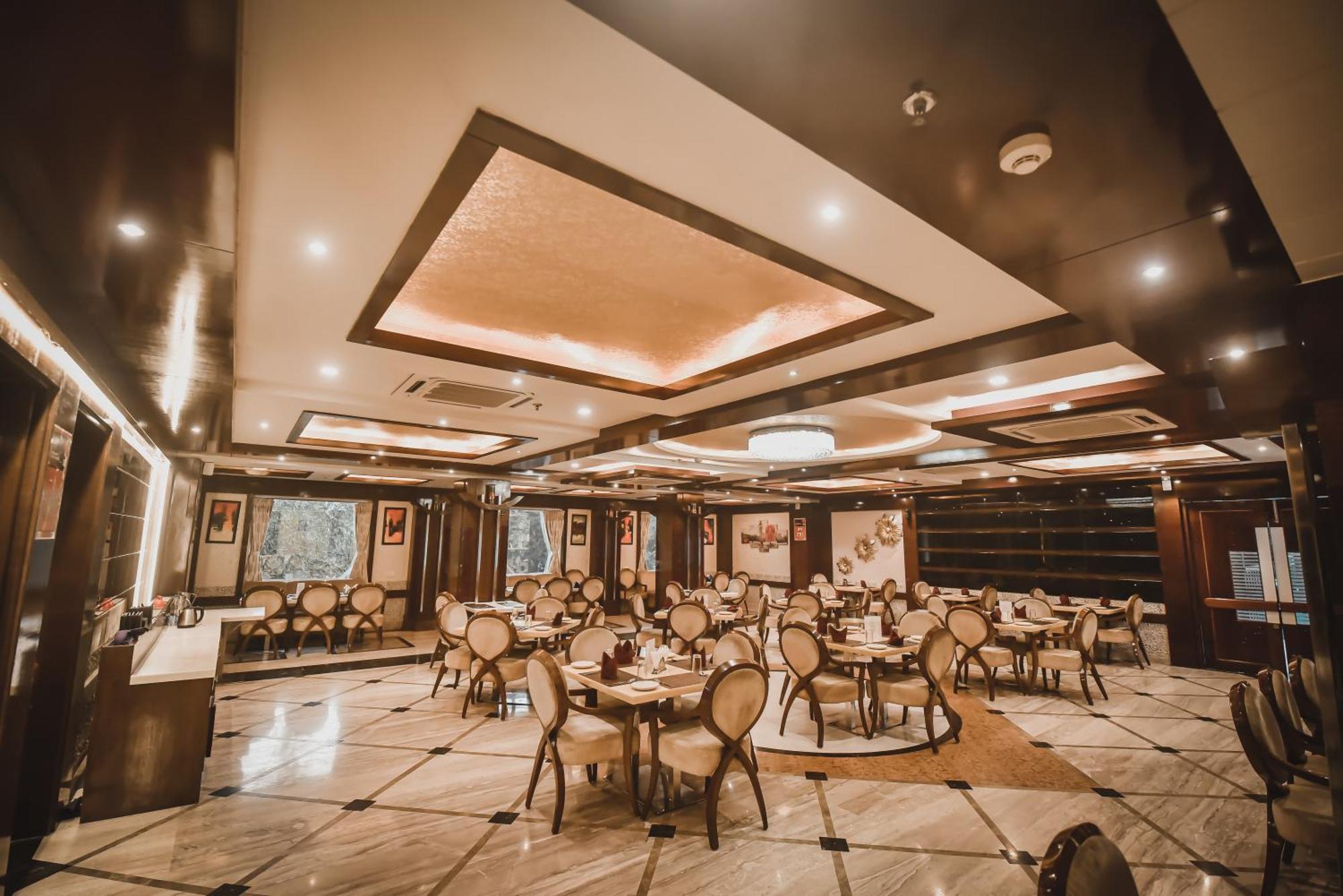 Konark Grand Hotel Mirzāpur Eksteriør bilde