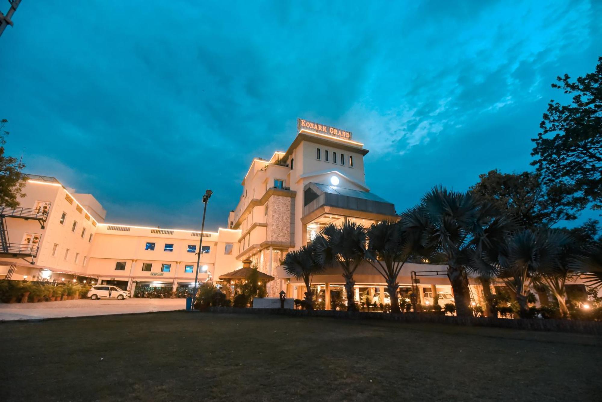 Konark Grand Hotel Mirzāpur Eksteriør bilde