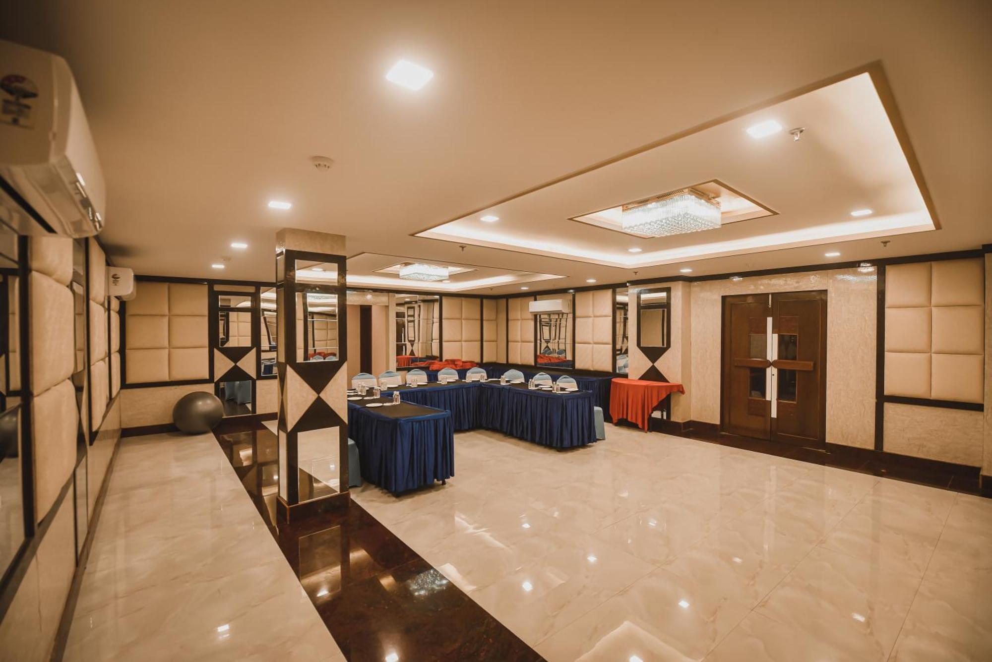 Konark Grand Hotel Mirzāpur Eksteriør bilde