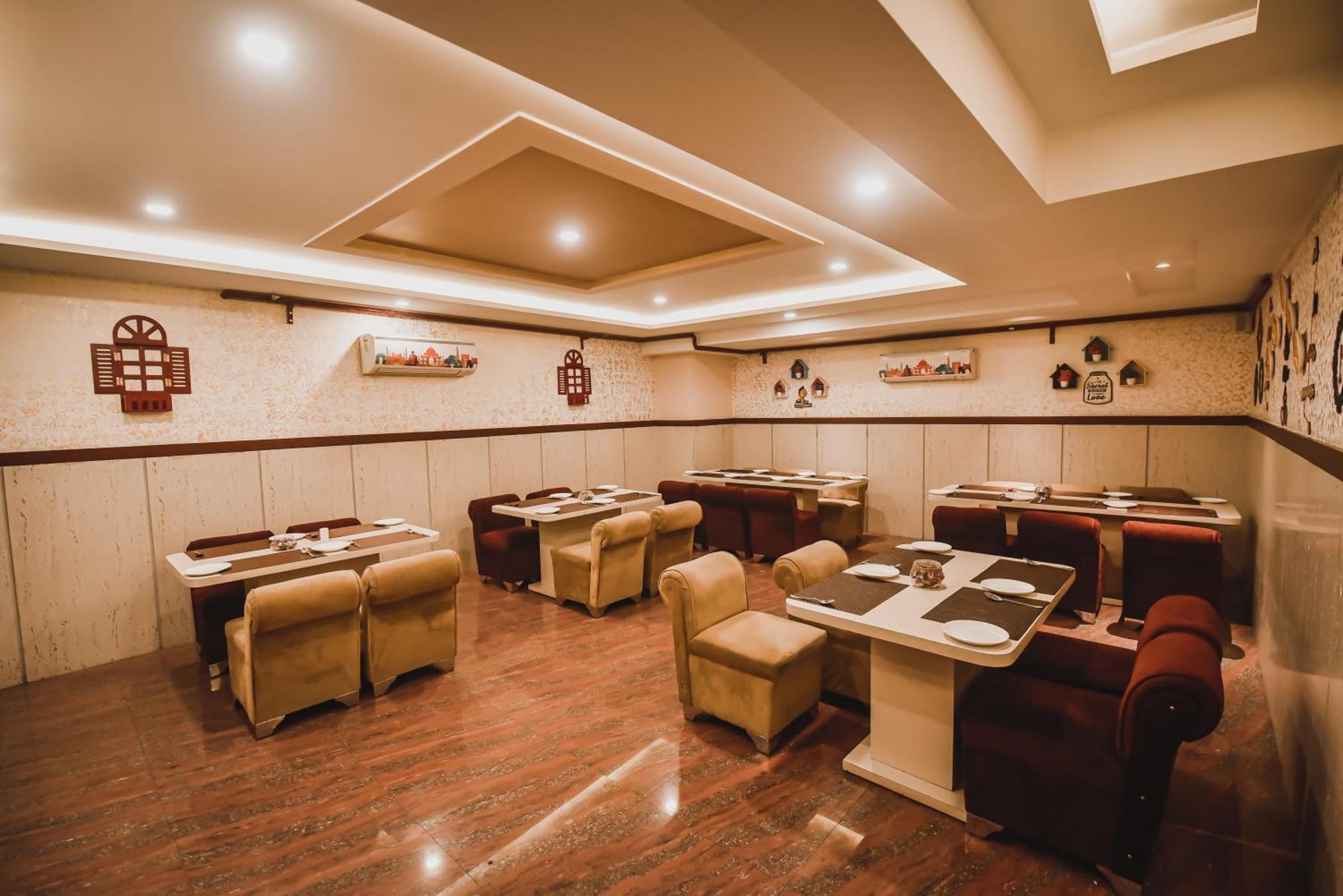 Konark Grand Hotel Mirzāpur Eksteriør bilde