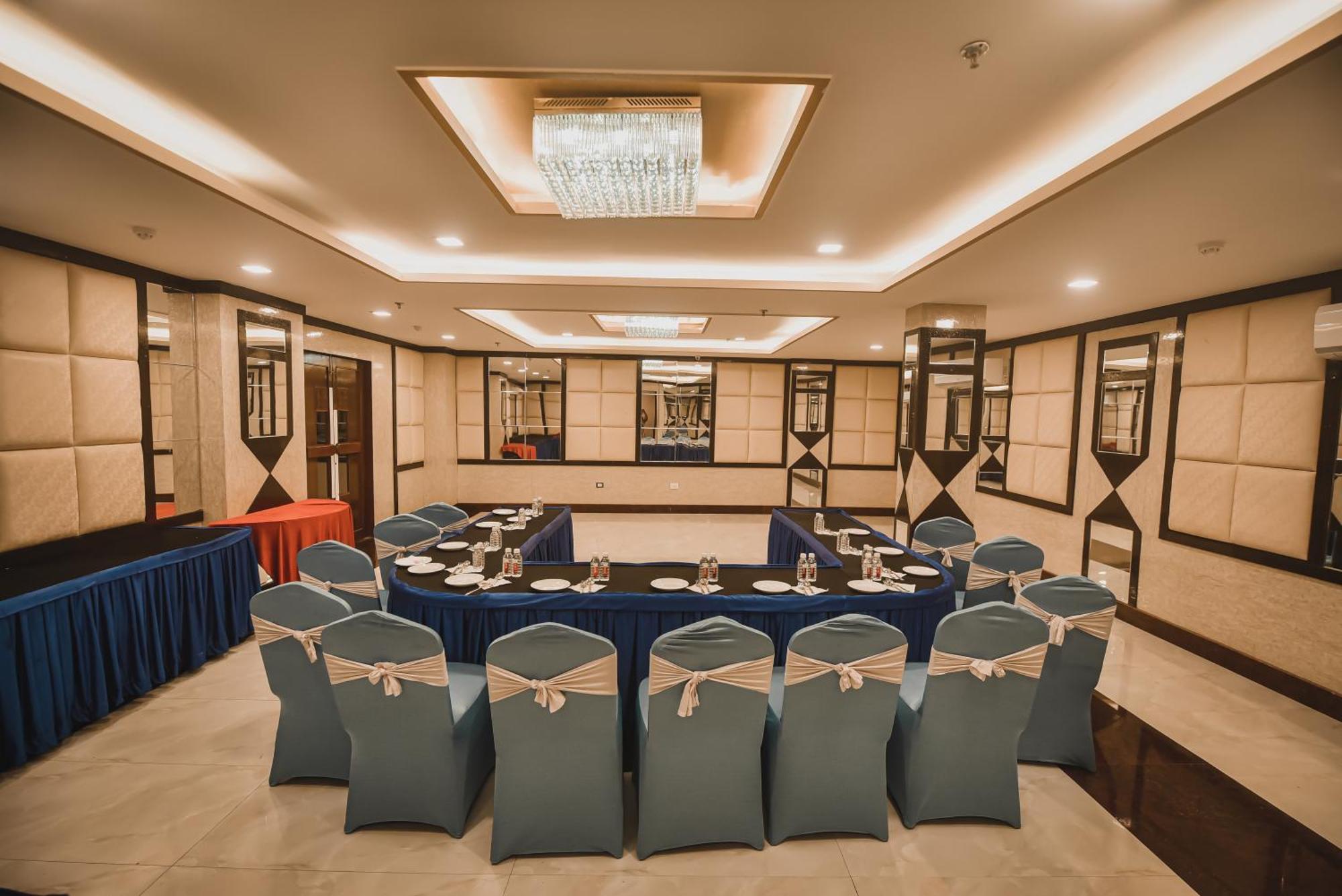Konark Grand Hotel Mirzāpur Eksteriør bilde