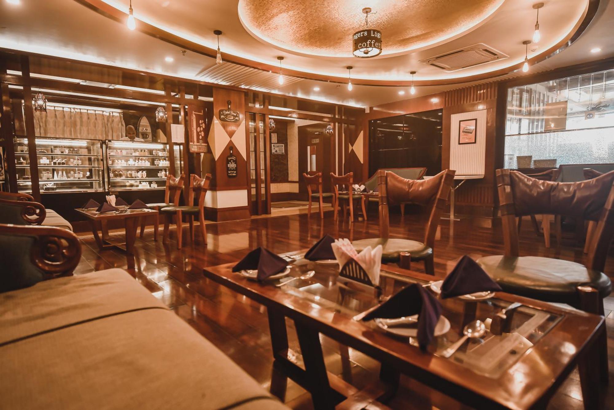 Konark Grand Hotel Mirzāpur Eksteriør bilde