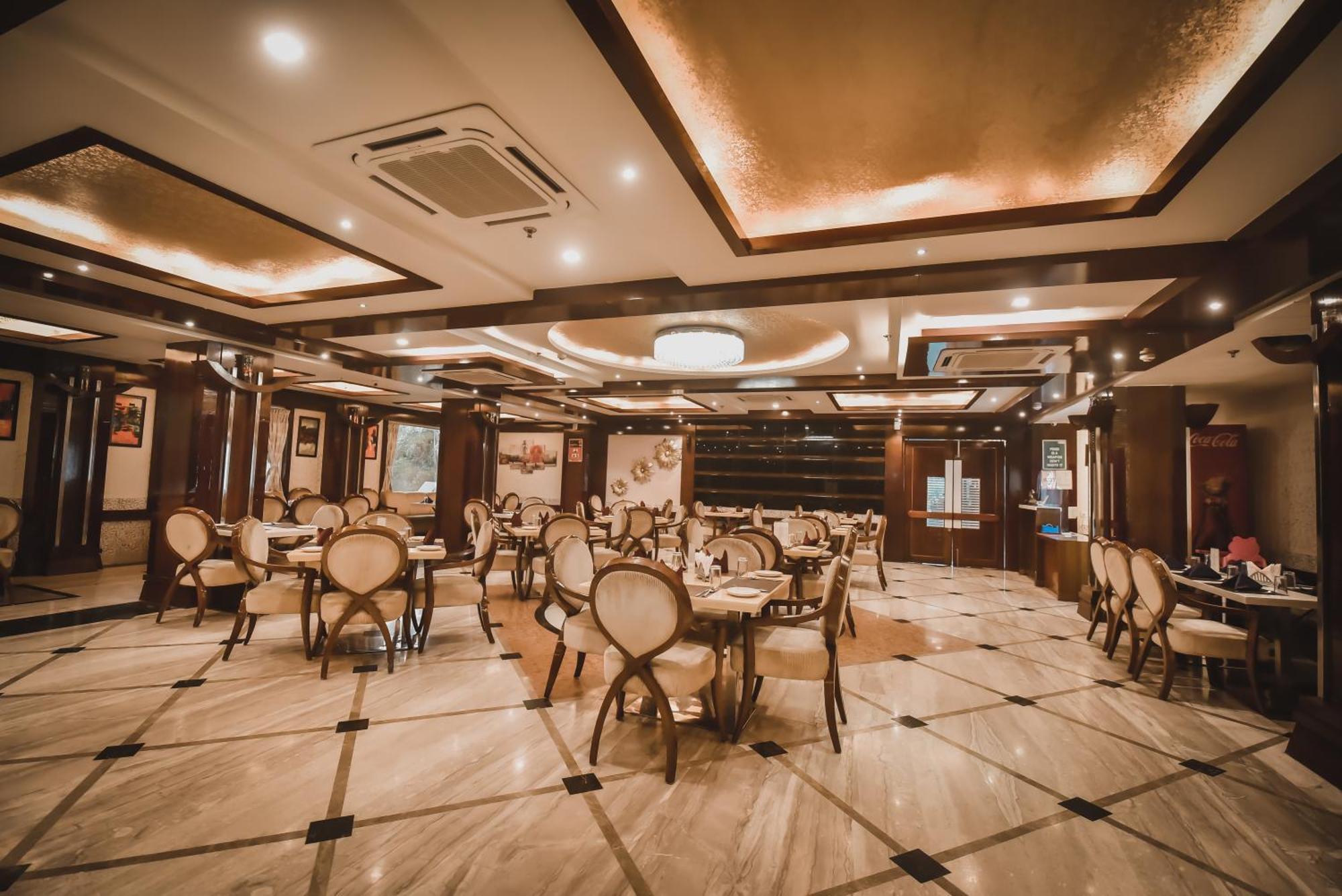Konark Grand Hotel Mirzāpur Eksteriør bilde