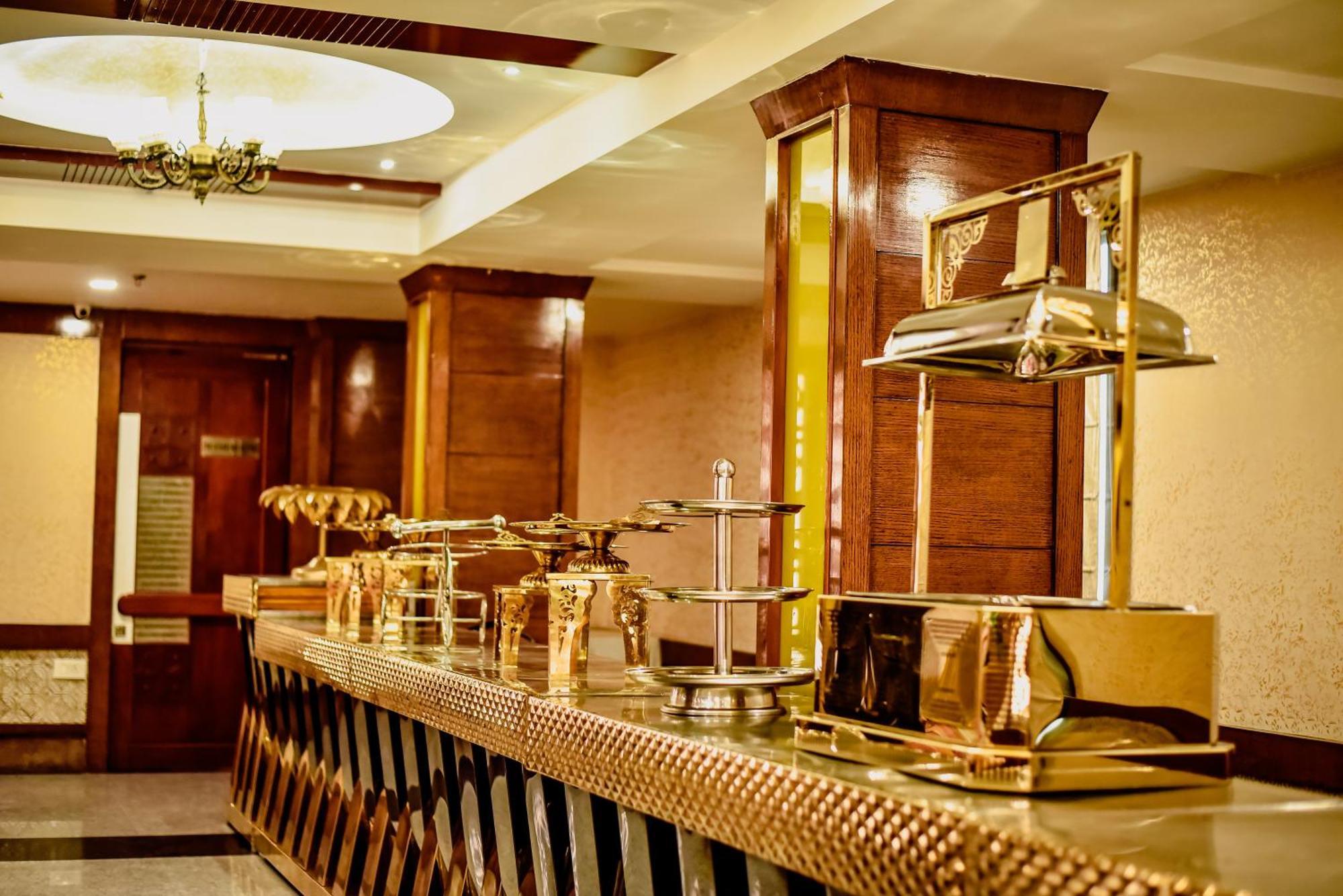 Konark Grand Hotel Mirzāpur Eksteriør bilde