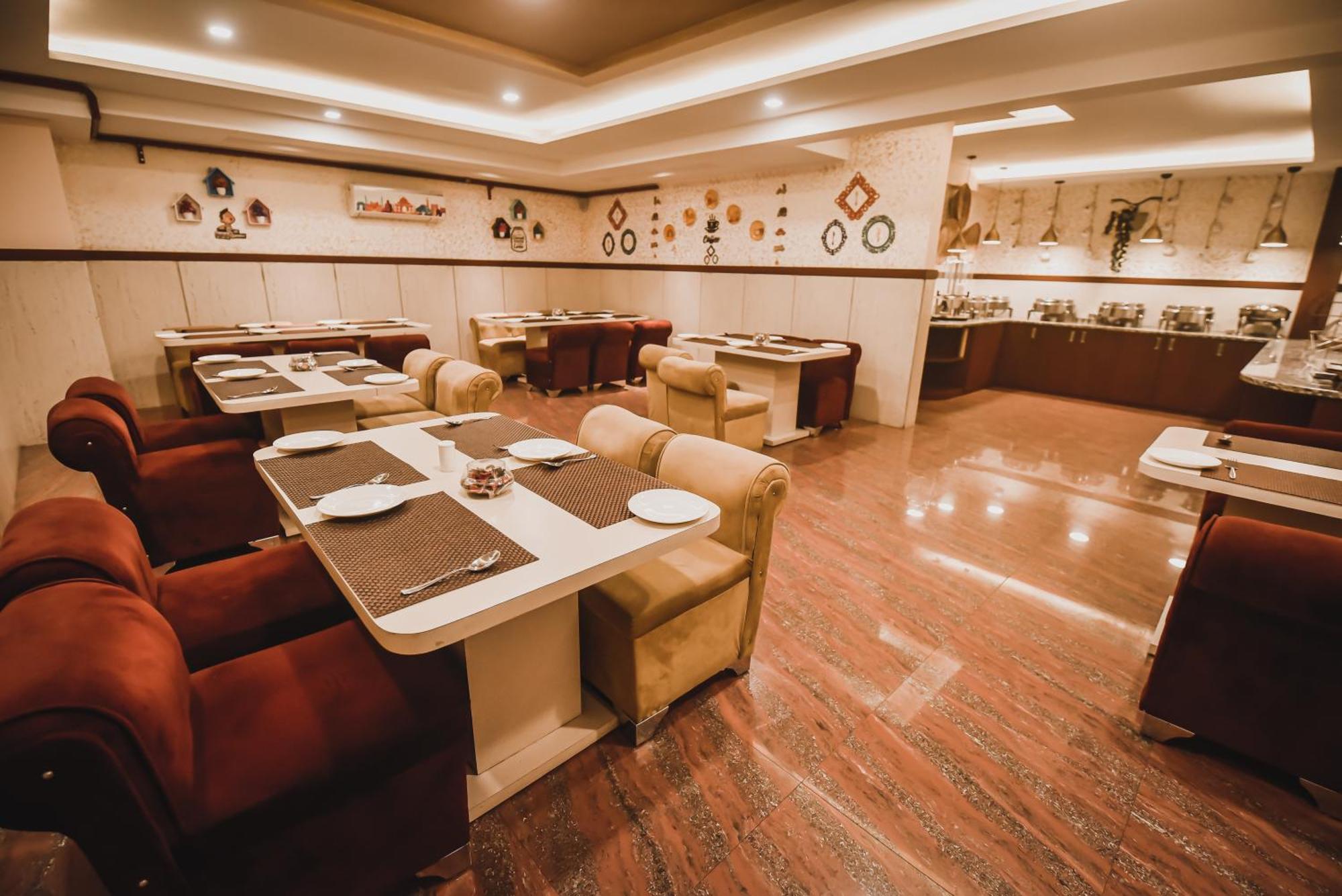 Konark Grand Hotel Mirzāpur Eksteriør bilde