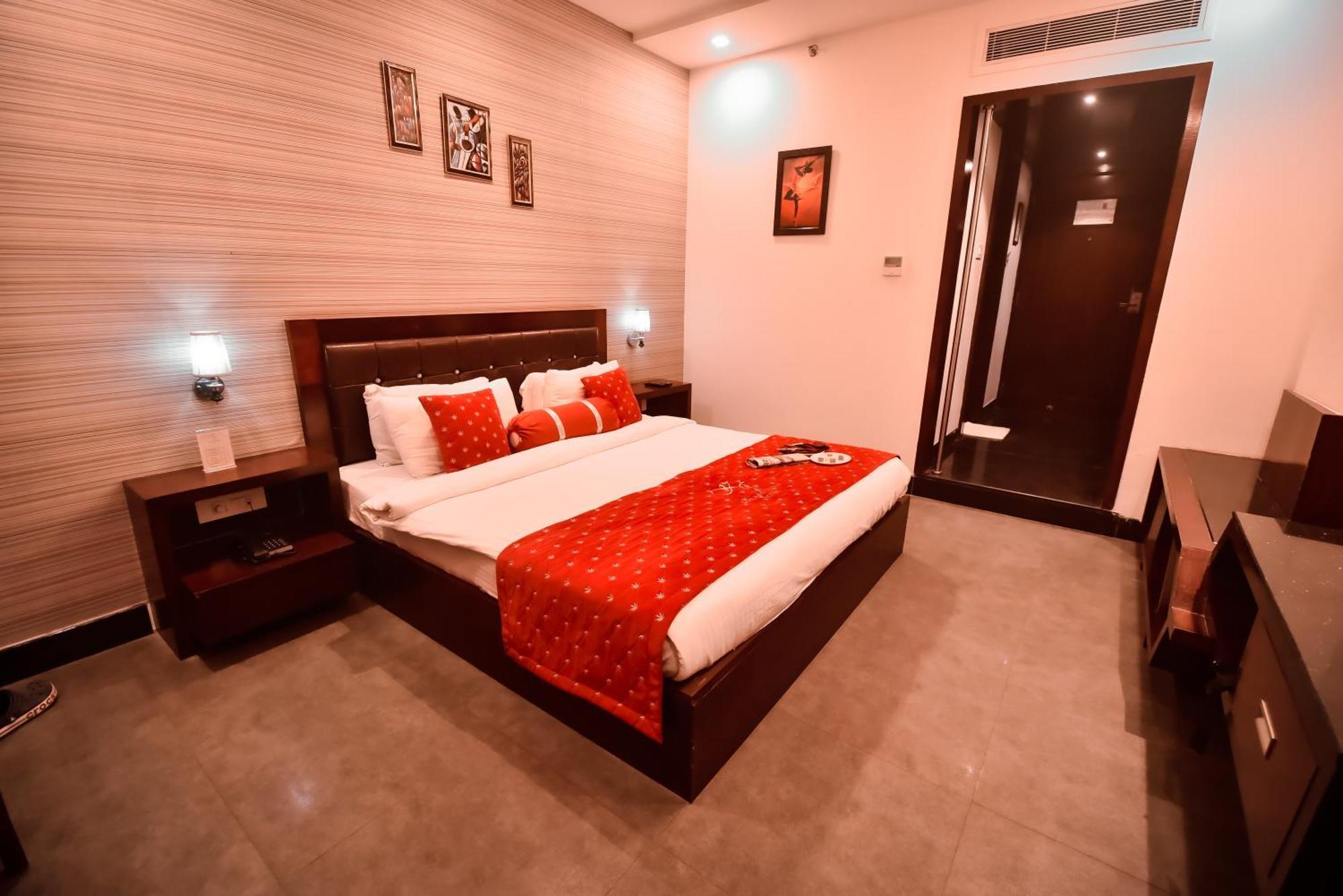 Konark Grand Hotel Mirzāpur Eksteriør bilde