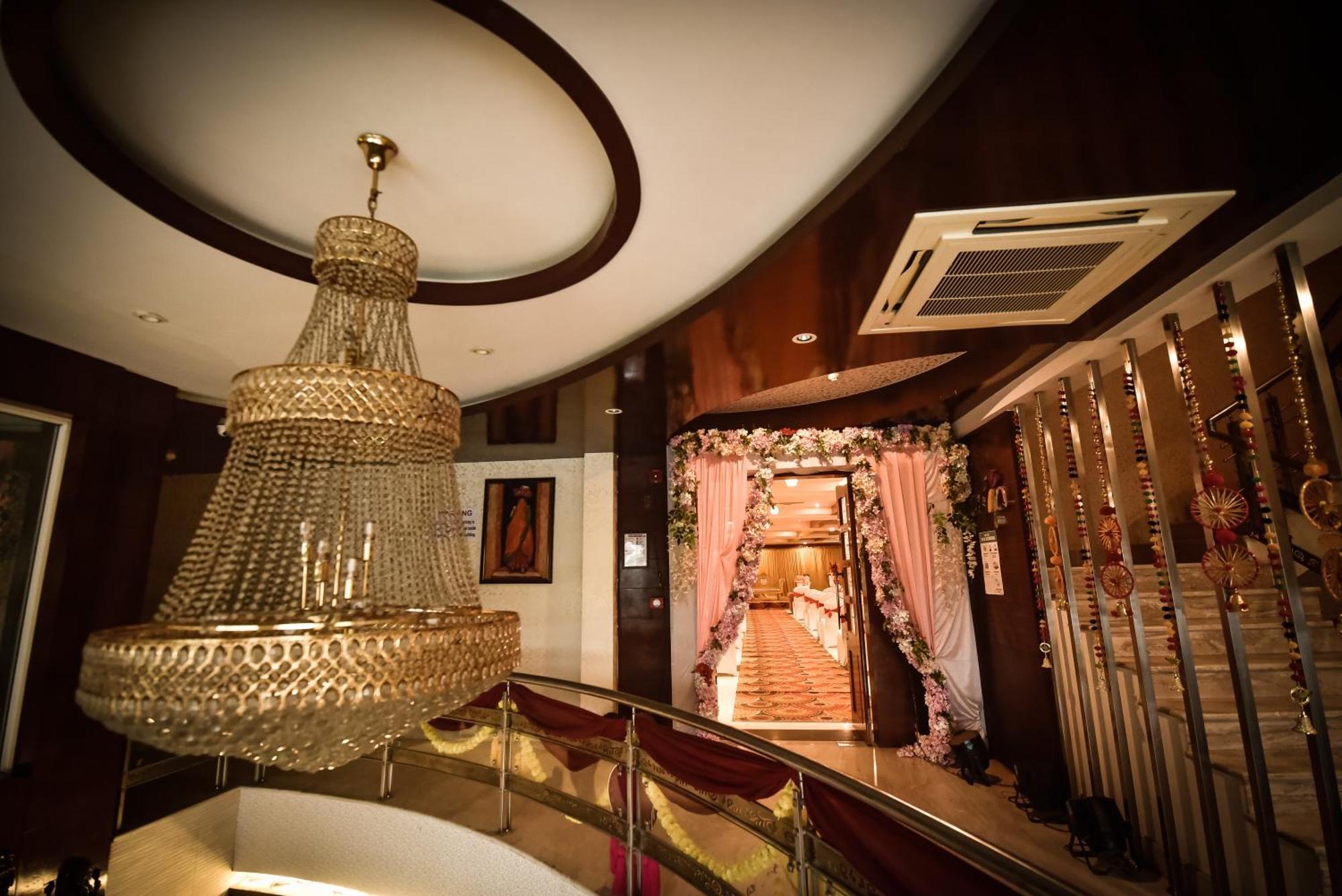 Konark Grand Hotel Mirzāpur Eksteriør bilde