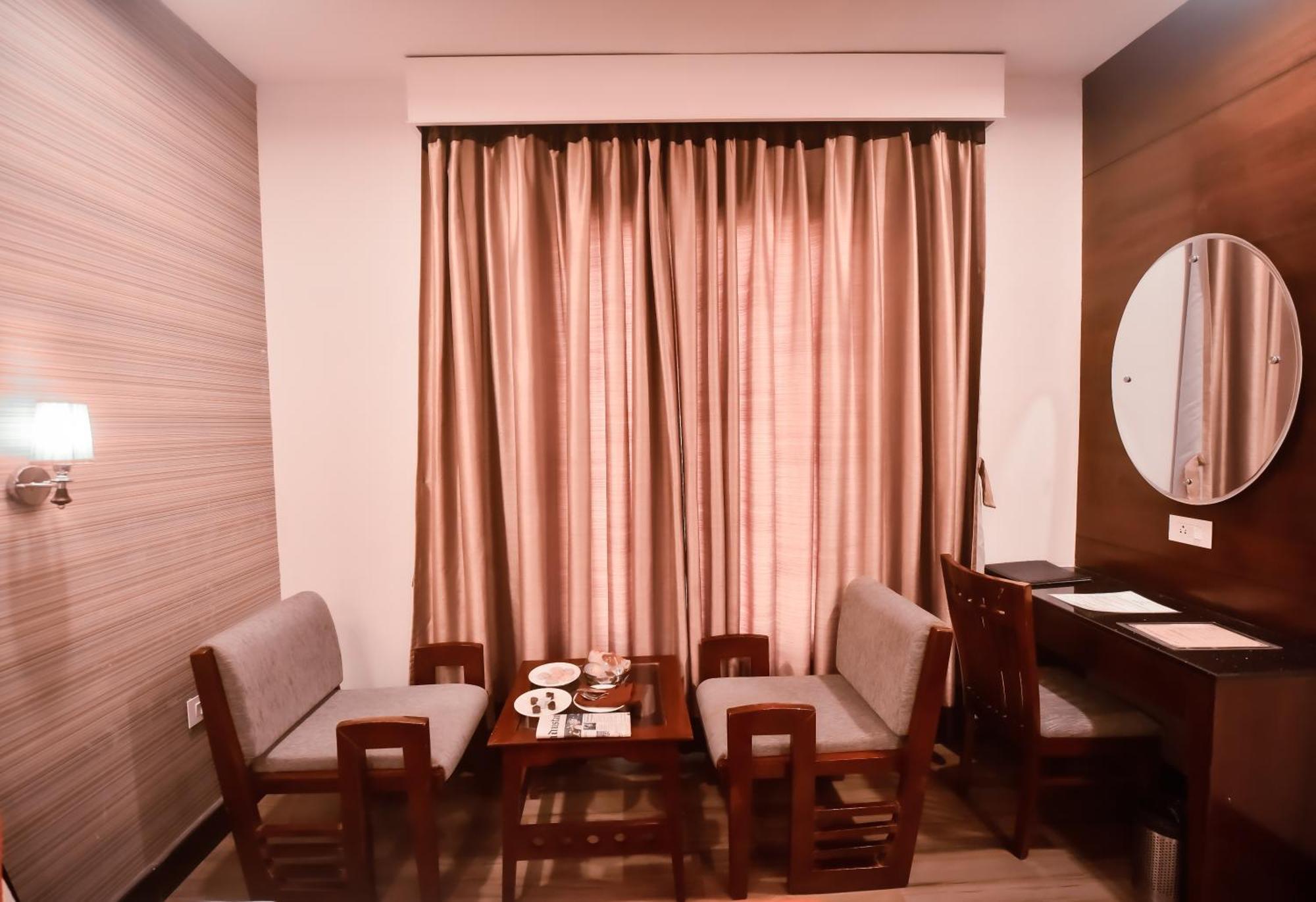 Konark Grand Hotel Mirzāpur Eksteriør bilde