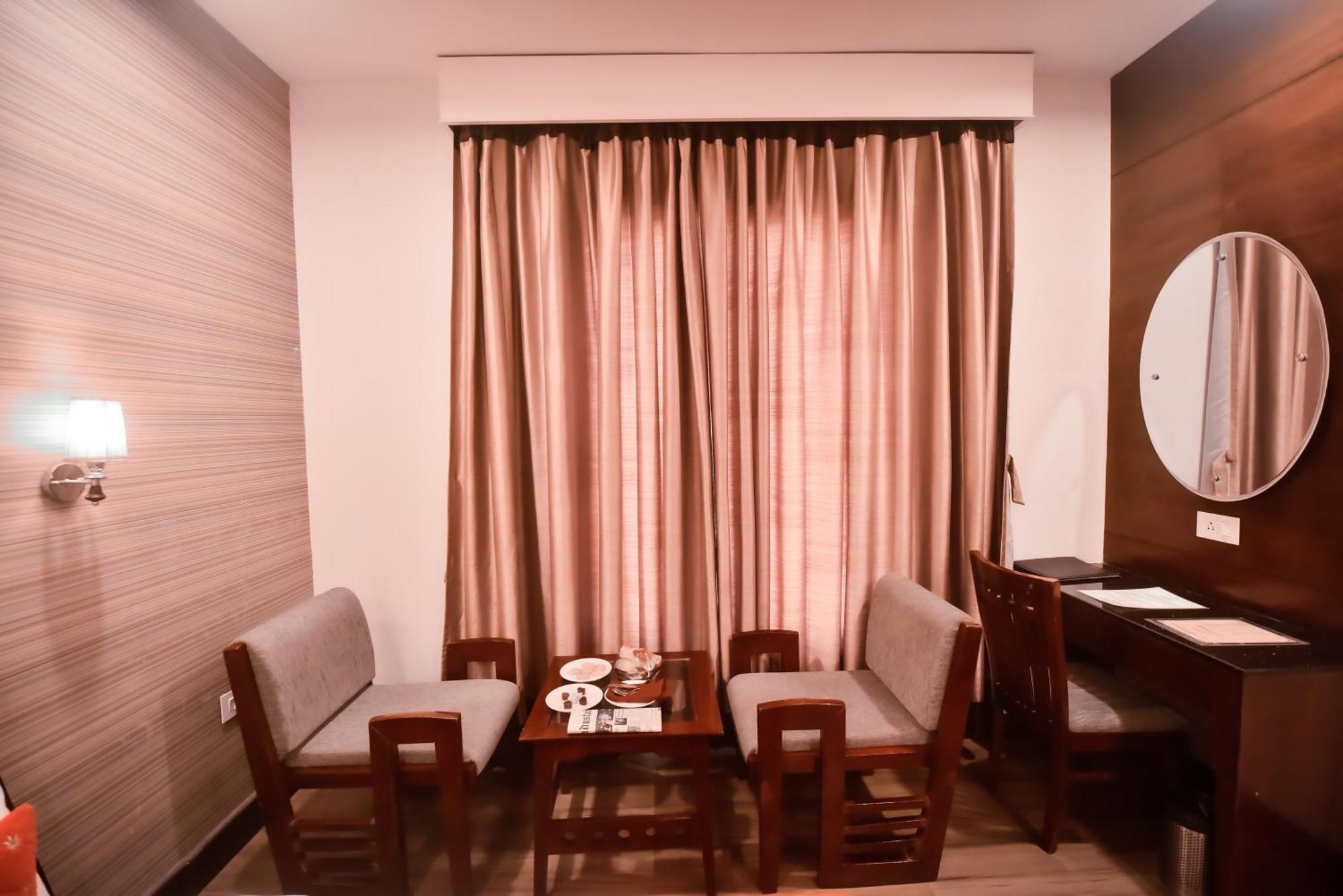 Konark Grand Hotel Mirzāpur Eksteriør bilde