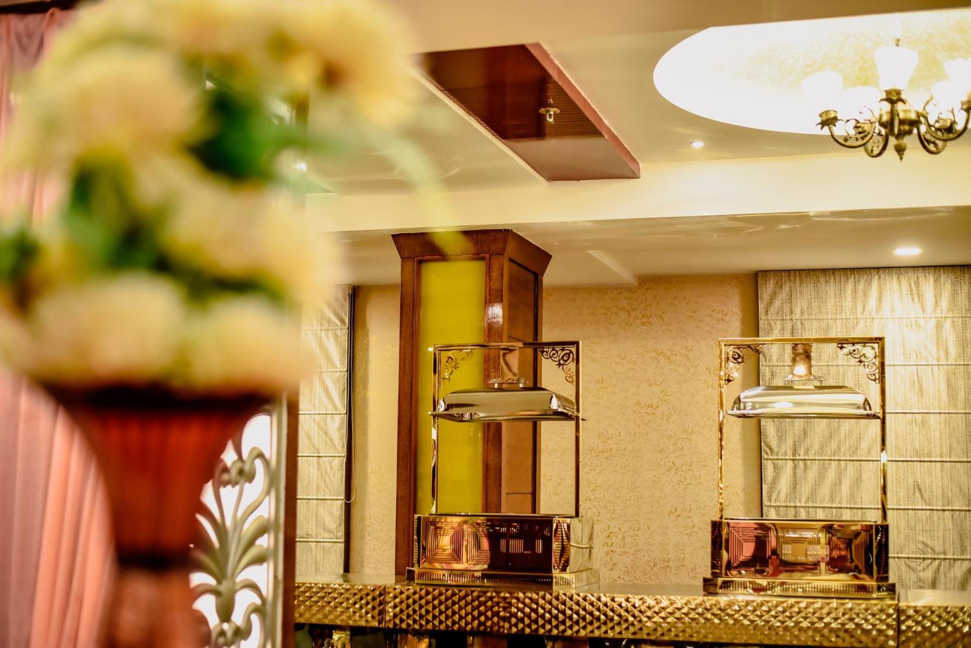 Konark Grand Hotel Mirzāpur Eksteriør bilde