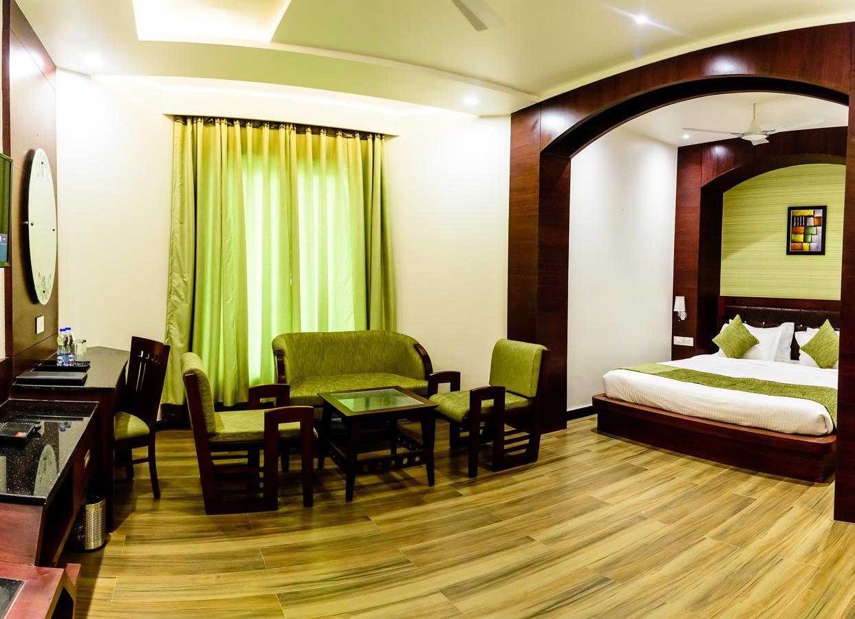 Konark Grand Hotel Mirzāpur Eksteriør bilde