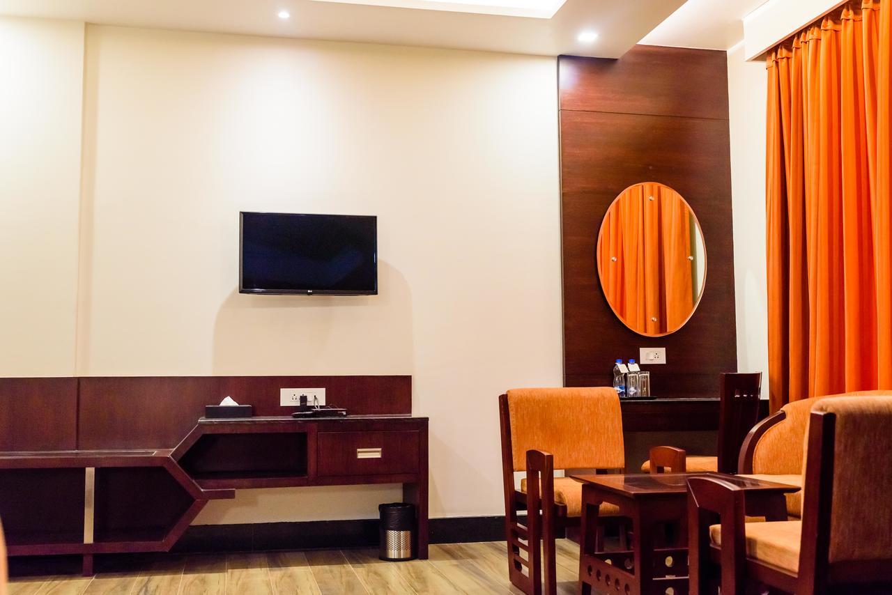 Konark Grand Hotel Mirzāpur Eksteriør bilde