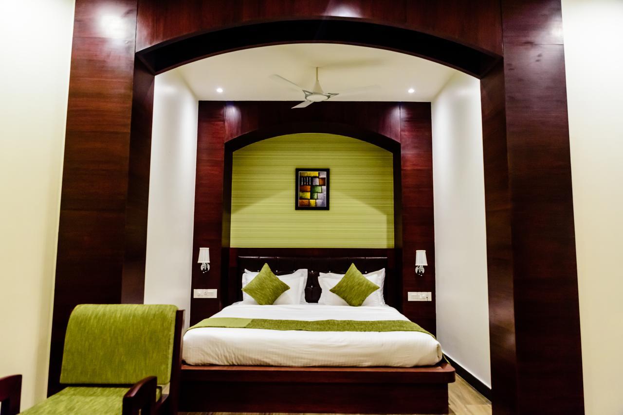 Konark Grand Hotel Mirzāpur Eksteriør bilde