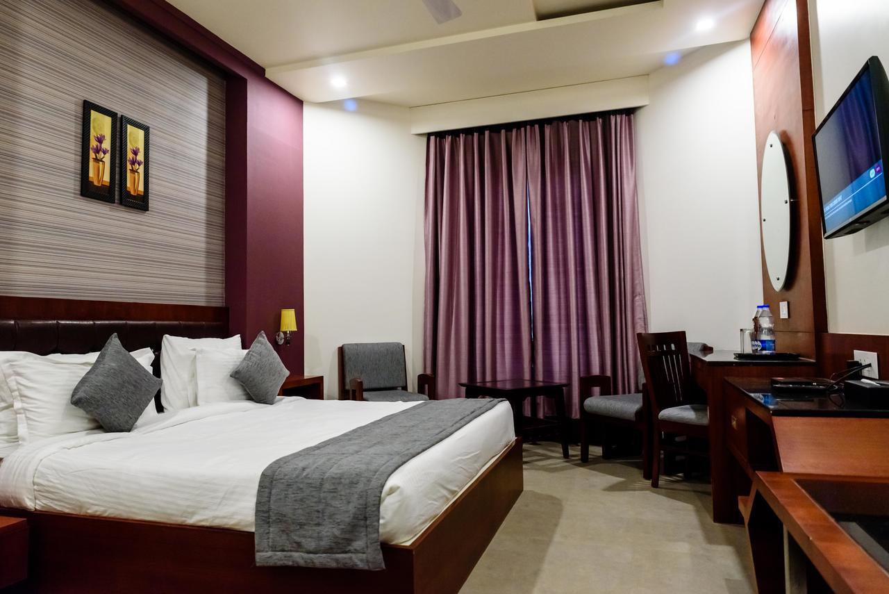 Konark Grand Hotel Mirzāpur Eksteriør bilde